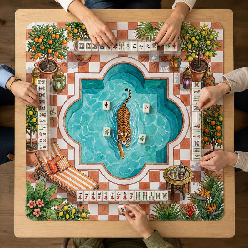Op de afbeelding: Een vierkante mahjong-speelmat met een centraal turquoise zwembad met een tijgerillustratie, omringd door citrusbomen in potten, lantaarns en een ligstoel. De mat heeft een wit-oranje geblokte rand en bevat mahjong-tegels.