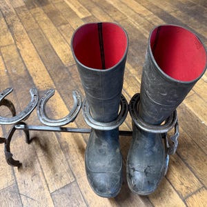 Estante rústico para botas con forma de herradura – Soporte artesanal de estilo granja desgastado