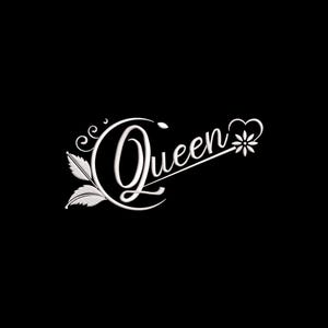 Puede incluir: Logotipo blanco de "Queen" con detalles florales y de hojas sobre fondo negro. La letra "Q" está estilizada con un diseño de remolino y hojas. La palabra "Queen" está escrita en cursiva, con un corazón y un detalle floral.
