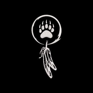 Pode incluir: Design bordado branco sobre fundo preto. O desenho apresenta uma pegada de urso dentro de um círculo, com um pendente de pena pendurado abaixo. A obra de arte é provavelmente um símbolo da cultura nativa americana.