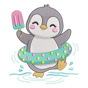 Peut inclure: Un motif brodé représentant un pingouin gris et blanc aux joues roses, tenant une glace rose et bleu sarcelle. Le pingouin porte une bouée à pois bleu sarcelle et se tient dans des ondulations d'eau bleue, avec des pieds et un bec jaunes.