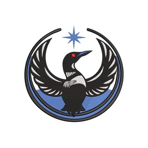 Könnte beinhalten: Gestickter Aufnäher mit einem stilisierten Eistaucher mit ausgebreiteten Flügeln, einem roten Auge und einem Stern über seinem Kopf. Das Design ist in einem kreisförmigen Rahmen mit blauen und schwarzen Akzenten gehalten, ideal für Kleidung oder Accessoires.