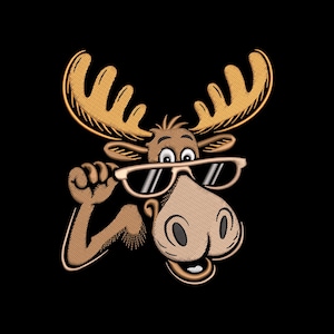 Op de afbeelding: Geborduurde cartoon eland met zonnebril op een zwarte achtergrond. De eland heeft een groot gewei, een bruin lichaam en houdt de zonnebril met zijn linkerhand omhoog. De zonnebril heeft een wit montuur en zwarte glazen.