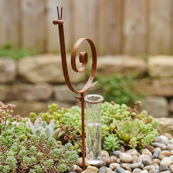 Rustieke metalen slak-regenmeter: decoratief weerbestendig ornament met tuinkunst