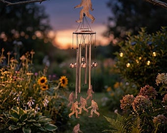 Mistyczny dzwonek wietrzny z Wielką Stopą Sasquatcha, fantazyjne tańczące figury, rustykalna miedziana sztuka ogrodowa