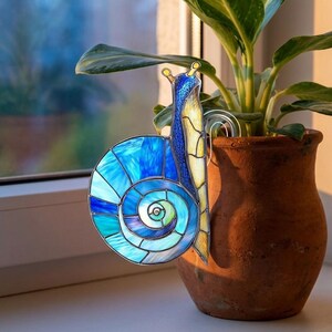 Adorno de jardín con forma de caracol azul: Adorno de resina estilo vidriera.