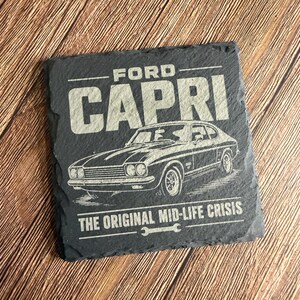 Sous-verre Ford Capri en ardoise – « La crise de la quarantaine originelle » – Sous-verre gravé au laser représentant une voiture classique – Cadeau rétro pour homme
