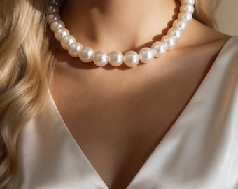 Gargantilla de perlas doradas, elegante joya nupcial que marca tendencia.