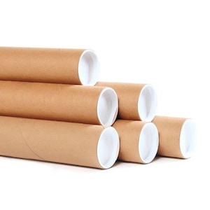 Puede incluir: Un conjunto de tubos de envío de cartón marrón con interiores blancos. Los tubos cilíndricos de diferentes longitudes están dispuestos en un patrón escalonado sobre un fondo blanco. Diseñados para el envío o almacenamiento.