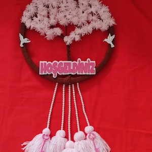 Rosa Livets Träd Välkomstskylt – Garn, Pärlor, Väggbonad i träram