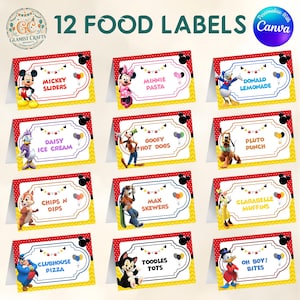 Puede incluir: Un conjunto de 12 etiquetas de comida plegables con personajes de Disney como Mickey, Minnie, Donald, Daisy, Goofy, Pluto, Chip, Dale, Max, Clarabelle, Pete, Figaro y el Tío Gilito, con un borde de puntos rojos y un gráfico de banderines.