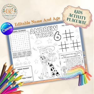Peut inclure: Un set de table d'activité pour enfants blanc avec le texte "Andrew Turns 6". Le set de table comprend une recherche de mots, un morpion, un labyrinthe et des illustrations de Woody et Jessie de Toy Story. Des crayons de couleur sont au premier plan.