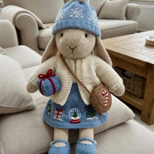 Modèle de tricot lapin d'hiver, poupée Amigurumi de Noël, jouet des fêtes PDF