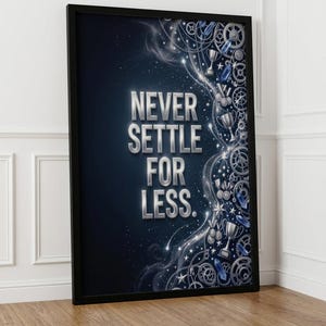 Può includere: Stampa artistica incorniciata con la scritta "NEVER SETTLE FOR LESS" in lettere argentate su sfondo blu scuro. L'opera presenta ingranaggi, trofei e stelle in un bordo decorativo.