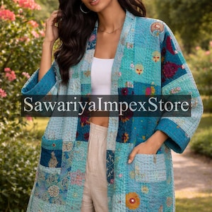 Könnte beinhalten: Ein Set aus drei Keramikbechern mit gesprenkelter, matter Oberfläche. Die Becher sind in den Farbtönen Creme, Hellgrau und Dunkelgrau gehalten. Jeder Becher hat ein schlichtes, minimalistisches Design und einen abgerundeten Griff.