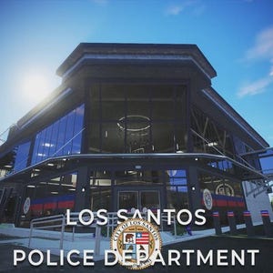 Puede incluir: Un edificio moderno de varias plantas con paredes gris oscuro y grandes ventanales. El texto LOS SANTOS POLICE DEPARTMENT aparece en letras blancas sobre un emblema circular con un oso, una estrella y franjas rojas y azules.