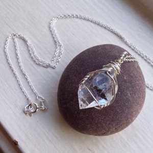 Colar de diamante Herkimer (bruto) - Cristal de quartzo com terminação dupla - Prata esterlina ecológica .925 - Feito sob encomenda