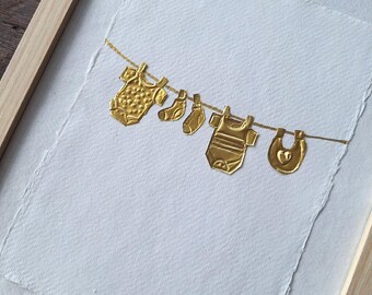 Folie kunst op handgeschept papier in houten lijst | Kraamcadeau | Geboorte cadeau | Uniek wanddecor, 23,5cmx31,5cmx1,7cm
