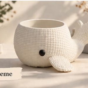 Könnte beinhalten: Eine weiße Keramik-Tasse mit schwarzem Henkel und dem Text "But First, Coffee" in schwarzer, fetter Schrift. Die Tasse steht auf einer weißen Oberfläche.
