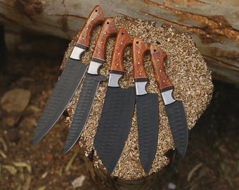 Handgemaakte koksmessenset van koolstofstaal – gehamerde afwerking, houten handgrepen, leren rol