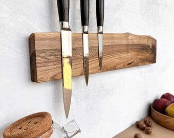 Tira magnética para cuchillos de nogal: elemento decorativo para paredes interiores que aporta elegancia a la decoración de la cocina.