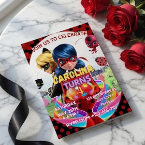 Könnte beinhalten: Eine farbenfrohe Einladungskarte mit dem Text "JOIN US TO CELEBRATE CAROLINA TURNS 4". Die Karte zeigt Cartoon-Figuren und Eventdetails. Rote Rosen und ein schwarzes Band schmücken den Hintergrund. Das Event findet am 25. Mai statt.