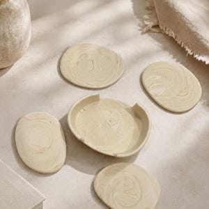 Beige Marmor-Untersetzer-Set mit Halter | Unregelmäßige Form Untersetzer | Handgemachter Steineffekt-Untersetzer 4-er Set | Einweihungsgeschenk