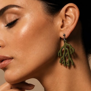 Olivgrüne Ohrhänger mit Algenmotiv, ausdrucksstarkes Accessoire im maritimen Stil, botanischer Strand-Look