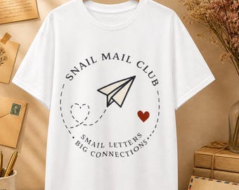 Shirt van de Snail Mail Club, kleine letters, grote verbindingen