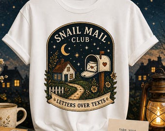 Leuk cadeau voor postliefhebbers: gezellig T-shirt met print voor een knusse avond.