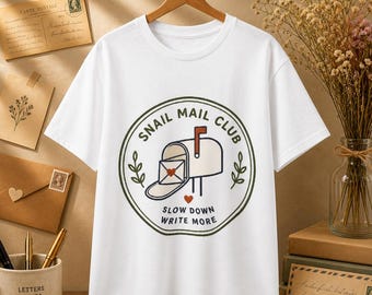 Shirt van de Snail Mail Club, voor liefhebbers van schrijfwaren.