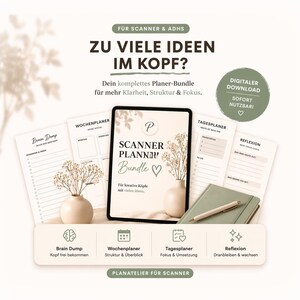 Può includere: Un pacchetto di pianificatore digitale con il testo "SCANNER PLANNER Bundle" su un tablet, circondato da pagine di pianificazione stampate, un taccuino e una penna. L'immagine include testo in tedesco.