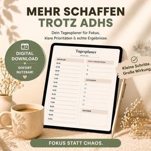 Könnte beinhalten: Ein digitaler Download-Planer mit dem Text "MEHR SCHAFFEN TROTZ ADHS" und "FOKUS STATT CHAOS." Das Bild zeigt ein Tablet mit einem Tagesplaner, eine Kaffeetasse, eine Vase mit Blumen und einen Stift.