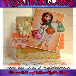 Puede incluir: Una tarjeta colorida con una ilustraci&oacute;n de dibujos animados de una mujer que lleva bolsas de compras. La tarjeta tiene un dise&ntilde;o en capas con encaje, papel estampado y un adorno floral. El texto de la tarjeta dice "No soy solo una adicta a las compras, estoy ayudando".