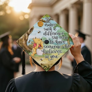 Puede incluir: Una taza de cerámica blanca con un asa negra y el texto "But First, Coffee" en negro, con una fuente de estilo manuscrito. La taza está sobre una superficie blanca.