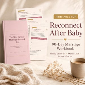 Op de afbeelding: Een roze boek getiteld The New Parents Marriage Survival Kit met bijbehorende geprinte pagina's met The Connection Audit, Sunday Check-In en The Intimacy Tracker, naast een beige keramische mok en gedroogde bloemstengels.