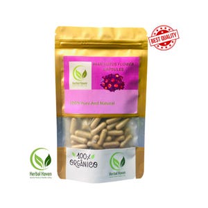 Op de afbeelding: Een goudkleurig zakje met capsules, met het opschrift "Blue Lotus Flower Capsules". Het zakje heeft een roze label met de tekst "100% Pure And Natural" en een logo. De onderkant van het zakje heeft de tekst "100% Orgânico" en een ander logo. Een zegel "Best Quality" staat rechtsboven.