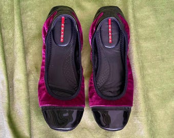 frambooskleurige Prada sportballerina's uit de jaren 90