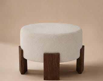 Boucle Ottomane, Massiver Sheeshamholzhocker, Elfenbeingepolsterter runder Ottomane, moderner Akzentsitz, handgefertigt aus Indien