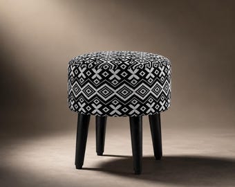 Taburete tapizado geométrico blanco y negro, taburete de madera de sheesham, asiento auxiliar, puf otomano, hecho a mano en India.