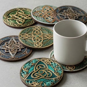 Houten onderzetters met Vikingschildmotief – Set van 6, Noors runenontwerp, 2D platte print, warmte-isolerend en antislip.