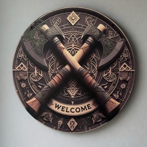 Peut inclure: Panneau rond en bois avec deux haches croisées, richement sculptées. Les haches ont des manches bruns et des lames argentées, sur un fond sombre orné de motifs décoratifs. Le mot "WELCOME" est affiché sur une bannière.