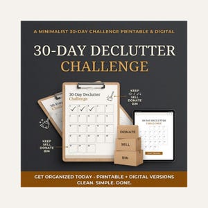Può includere: Un set di pianificatore stampabile e digitale per una sfida di 30 giorni di decluttering, con una cartellina con griglia numerata, un tablet che mostra la sfida e tre scatole impilate con le etichette Donate, Sell e Bin.