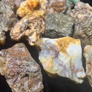 15 stuks ruwe gemengde agaten, geschikt om te slijpen of als cabochon te gebruiken, afkomstig uit het dorp Susuz in Turkije.