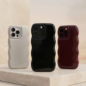 Puede incluir: Una taza de cerámica blanca con un asa negra y el texto "But First, Coffee" en negro, con una fuente de estilo manuscrito. La taza está sobre una superficie blanca.