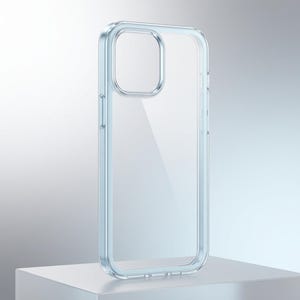 Puede incluir: Una funda transparente para teléfono con un borde azul claro. La funda tiene una parte trasera transparente y un borde elevado alrededor del área de la cámara. La funda está diseñada para un teléfono inteligente y está hecha de un material duradero.