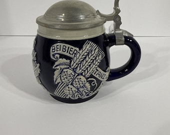 Caneca de cerveja alemã vintage Spitshaus, azul cobalto com tampa de estanho.