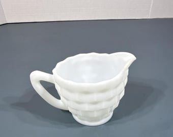 Jarra de leche vintage de vidrio opalino con diseño de panal, pequeña, de 6,35 cm de alto.