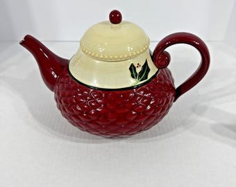 Tetera de cerámica Russ Christmas Traditions con diseño navideño en rojo crema, acebo y bayas.