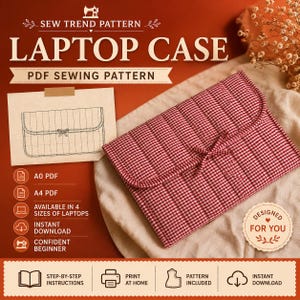 Può includere: Una custodia per laptop trapuntata con motivo a quadretti vichy rossi e bianchi, chiusura a patta e laccetto in tessuto. L'immagine include il testo SEW TREND PATTERN LAPTOP CASE PDF SEWING PATTERN, A0 PDF, A4 PDF, AVAILABLE IN 4 SIZES OF LAPTOPS, INSTANT DOWNLOAD e DESIGNED FOR YOU.